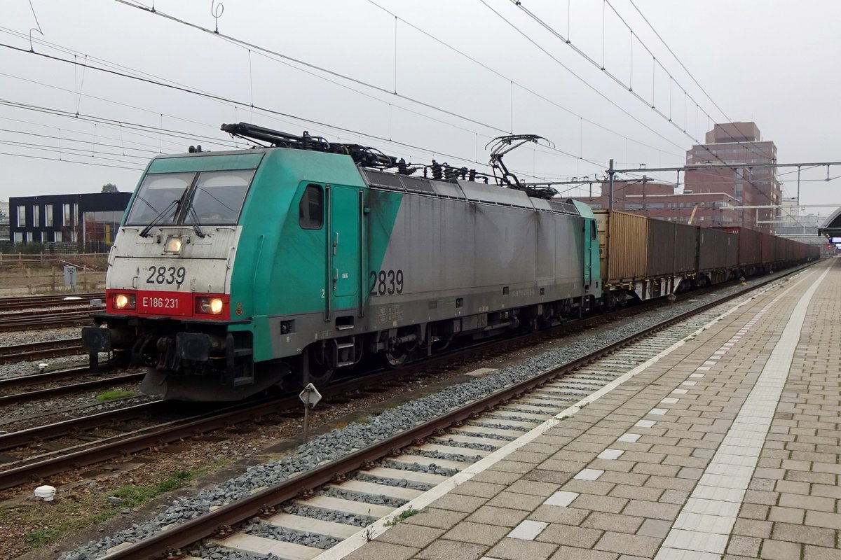 Lineas 2839 stands with the Volvo-container train in Amersfoort on 2 December 2020.