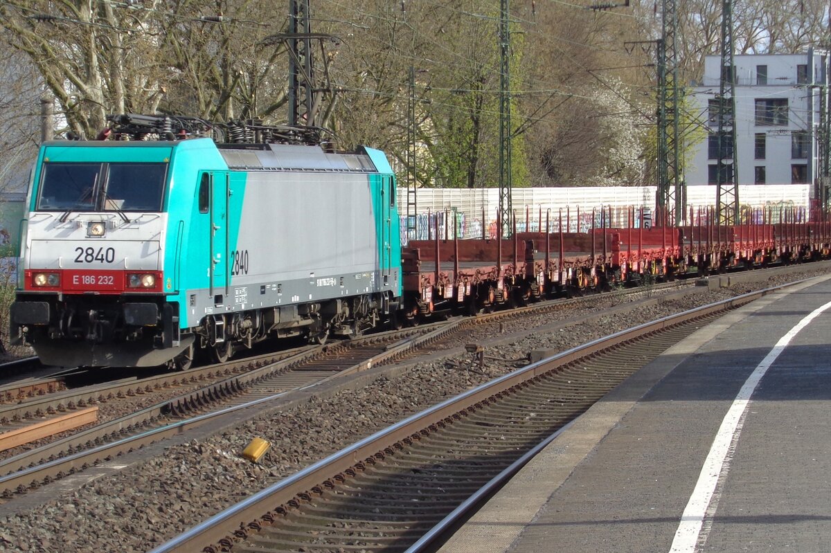 Lineas 2840 hauls a freight train through Köln Süd on 30 March 2017.