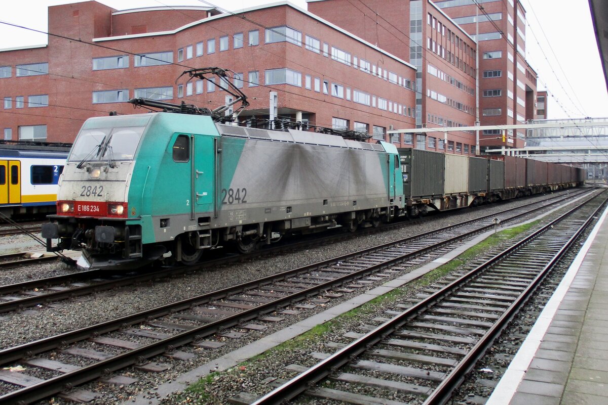 Lineas 2842 passes through Amersfoort with the Volvo-container train on 25 February 2017.