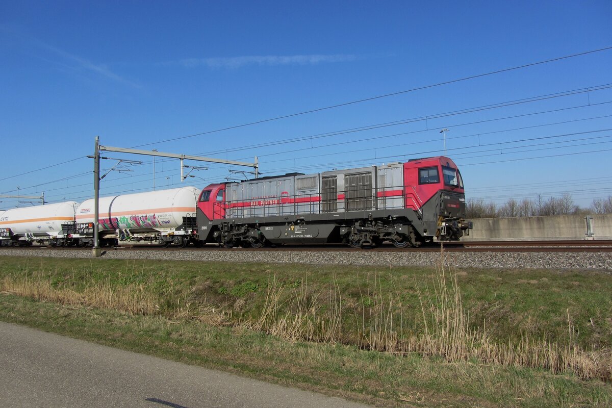 Lineas (ex IRP since LIneas too over IRP) 2101 hauls a LNG train through Valburg on 6 March 2025.