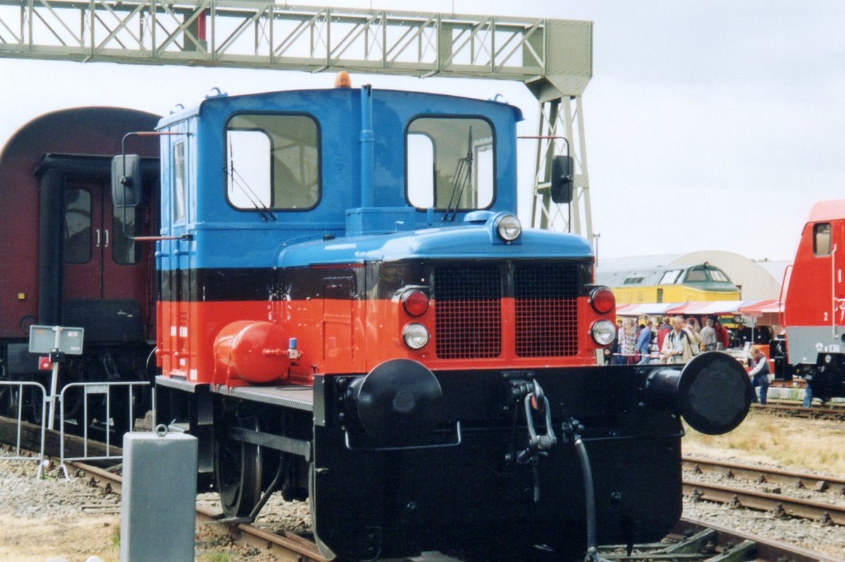 Little shunter De Rijk 0001 stands at Roosendaal-Goederen during an exhibition on 2 July 2004.