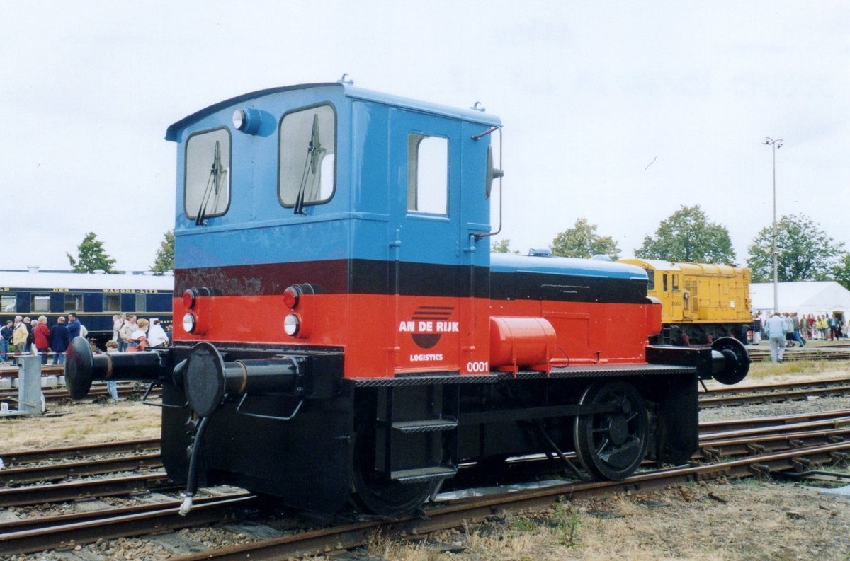 Little shunter De Rijk 0001 stands at Roosendaal-Goederen during an exhibition on 2 July 2004.