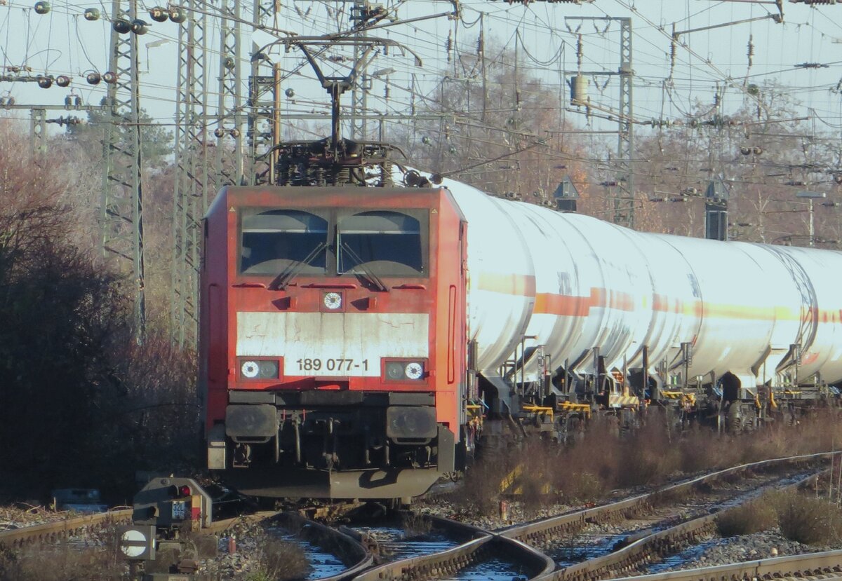 LNG train headed by 189 077 quits Emmerich for the long haul to Vlissingen-Sloehaven on 14 December 2022.