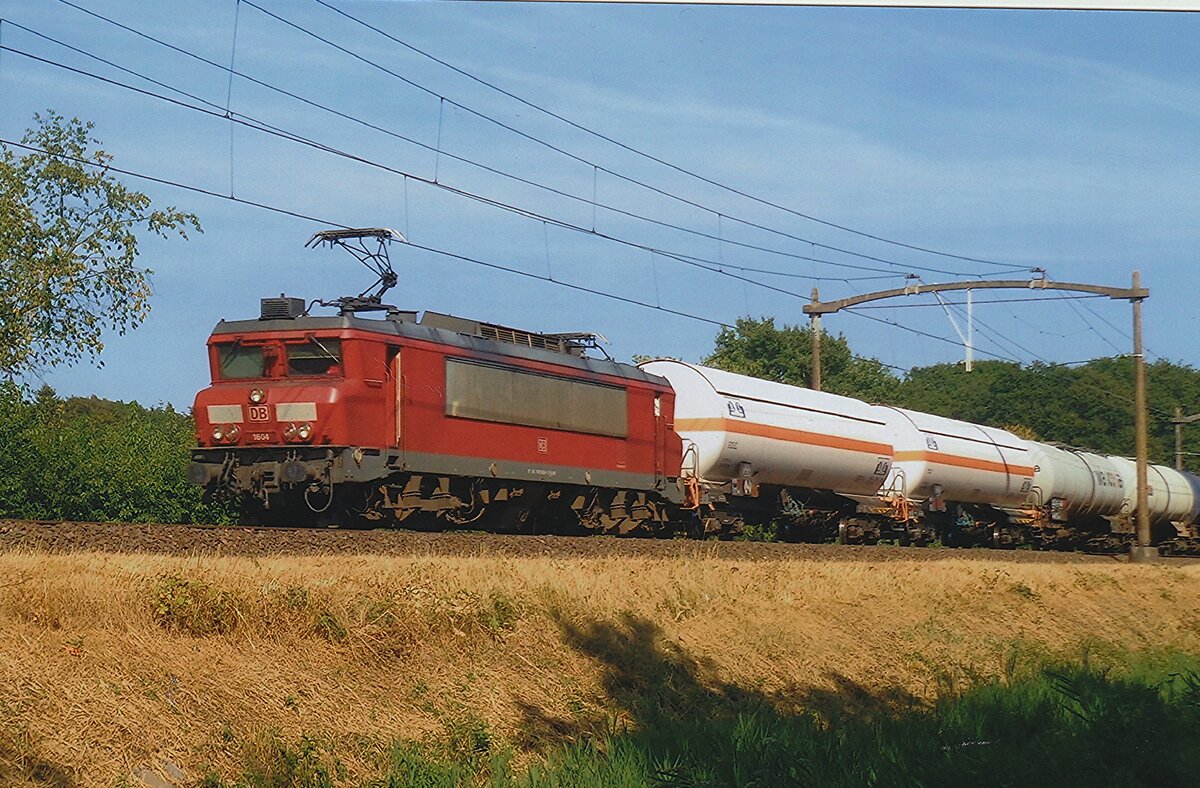 LNG train with 1604 passes through Tilburg Oude Warande on 26 May 2017.
