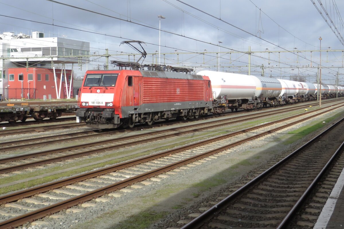 LNG train with 189 026 at the reins passes through Roosendaal on the only sun-lit moment of 18 February 2023.