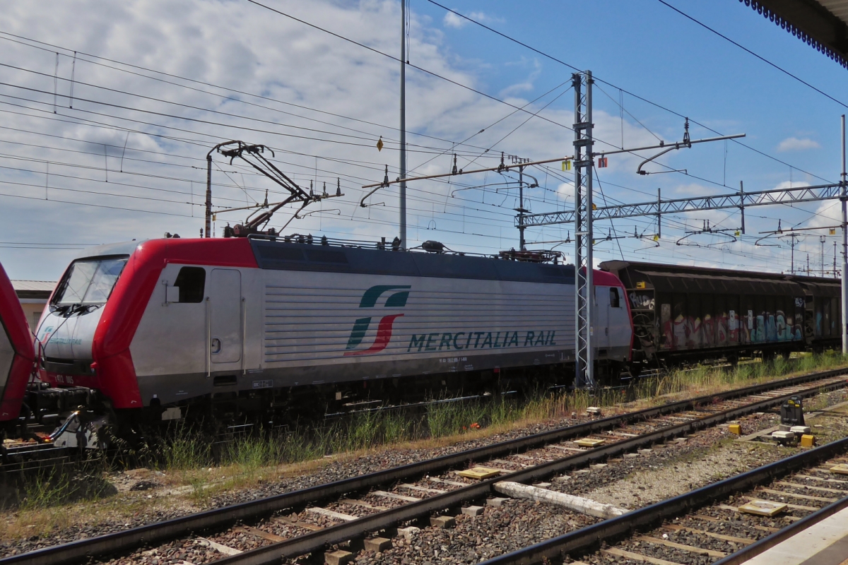 Locomotive E 412 005 from MERC.ITALIA RAIL pulls a goods train past Verona Porta Nuovo station with another locomotive. May 9th, 2025

