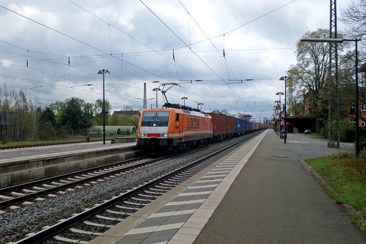 LOCON 189 821 speeds through Uelzen on 28 April 2016 with a container train to Hamburg.