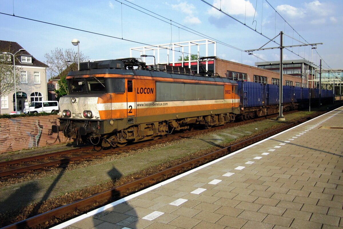 LOCON 9902 hauls a refuse train through Boxtel on 3 May 2013.