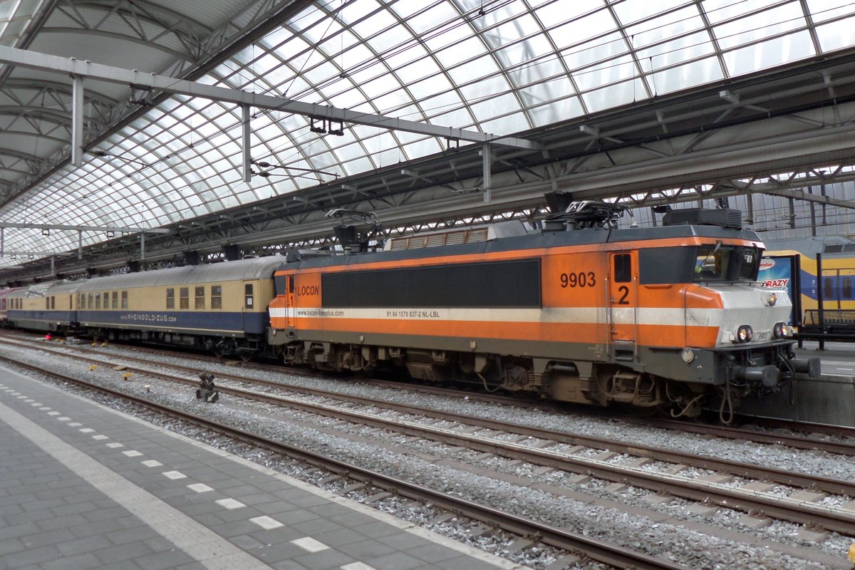 LOCON Benelux 9903 stands with an extra train on 30 March 2015 in Amsterdam Centraal.