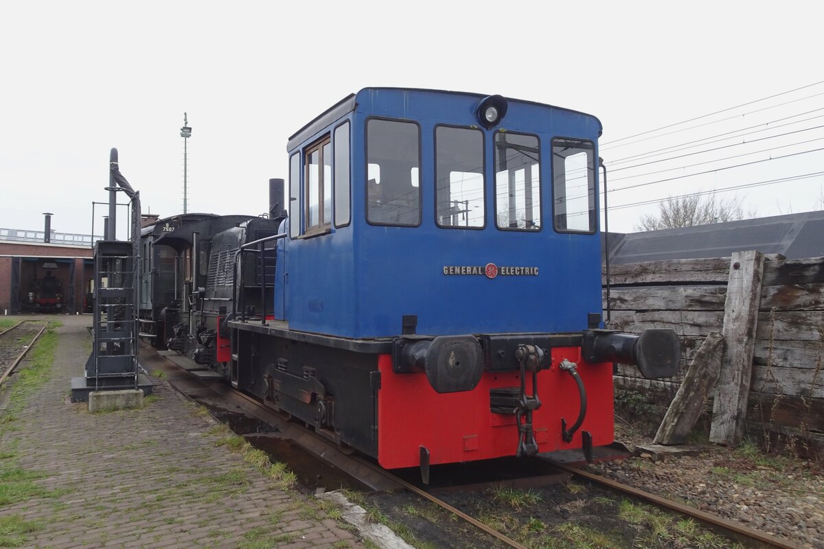 Lok-22 BEVER stands at Gioes with the SGB on 18 February 2023.