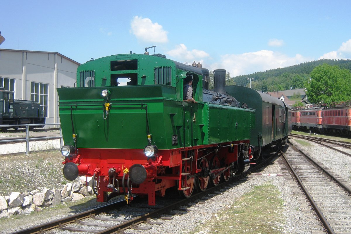 Lok-4 hauls a steam shuttle into the Lokpark Ampflwang on 27 May 2012.