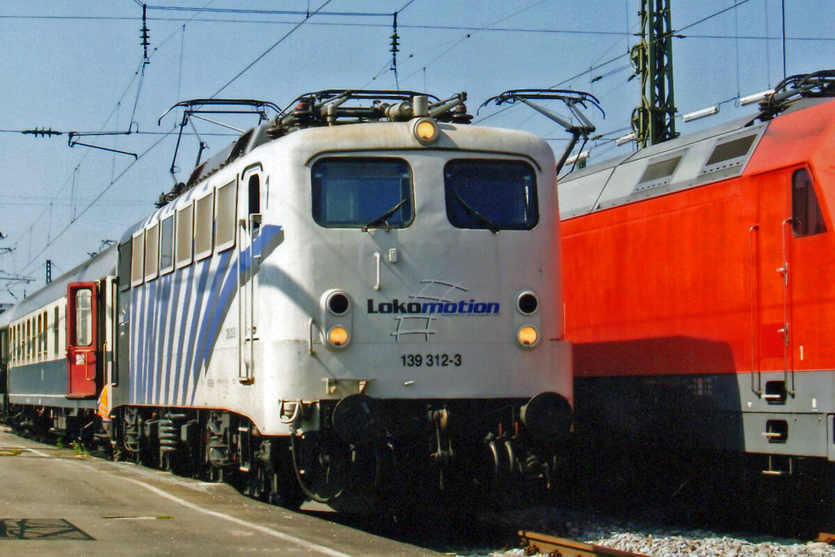 Lokomotion 139 312 stands on 6 June 2008 with an extra train in Rosenheim.