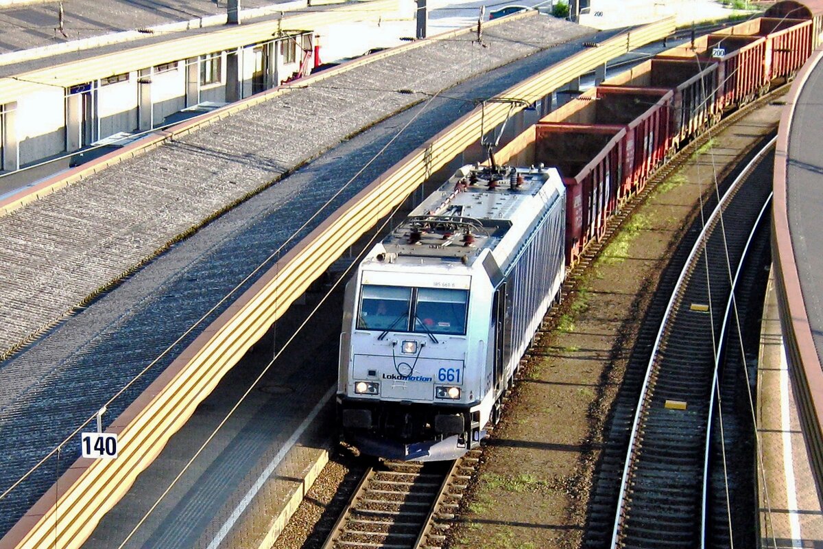 Lokomotion 185 661 hauls an empty steel scrap train through Kufstein on 25 May 2012.