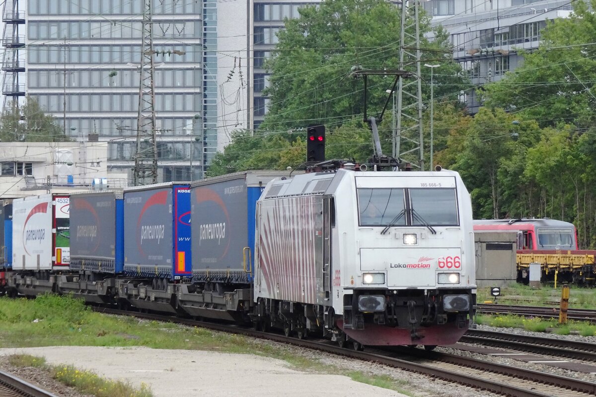 Lokomotion 185 666 hauls an intermodal service throguh München Ost on 21 September 2021.