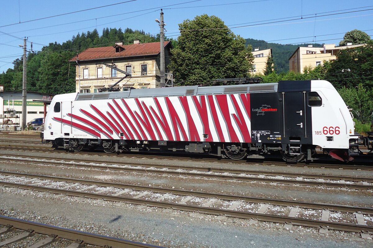 Lokomotion 185 666 stands at Kufstein on 2 July 2013.