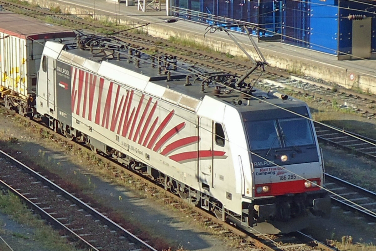 Lokomotion 186 285 stands at Kufstein on 4 June 2015. 