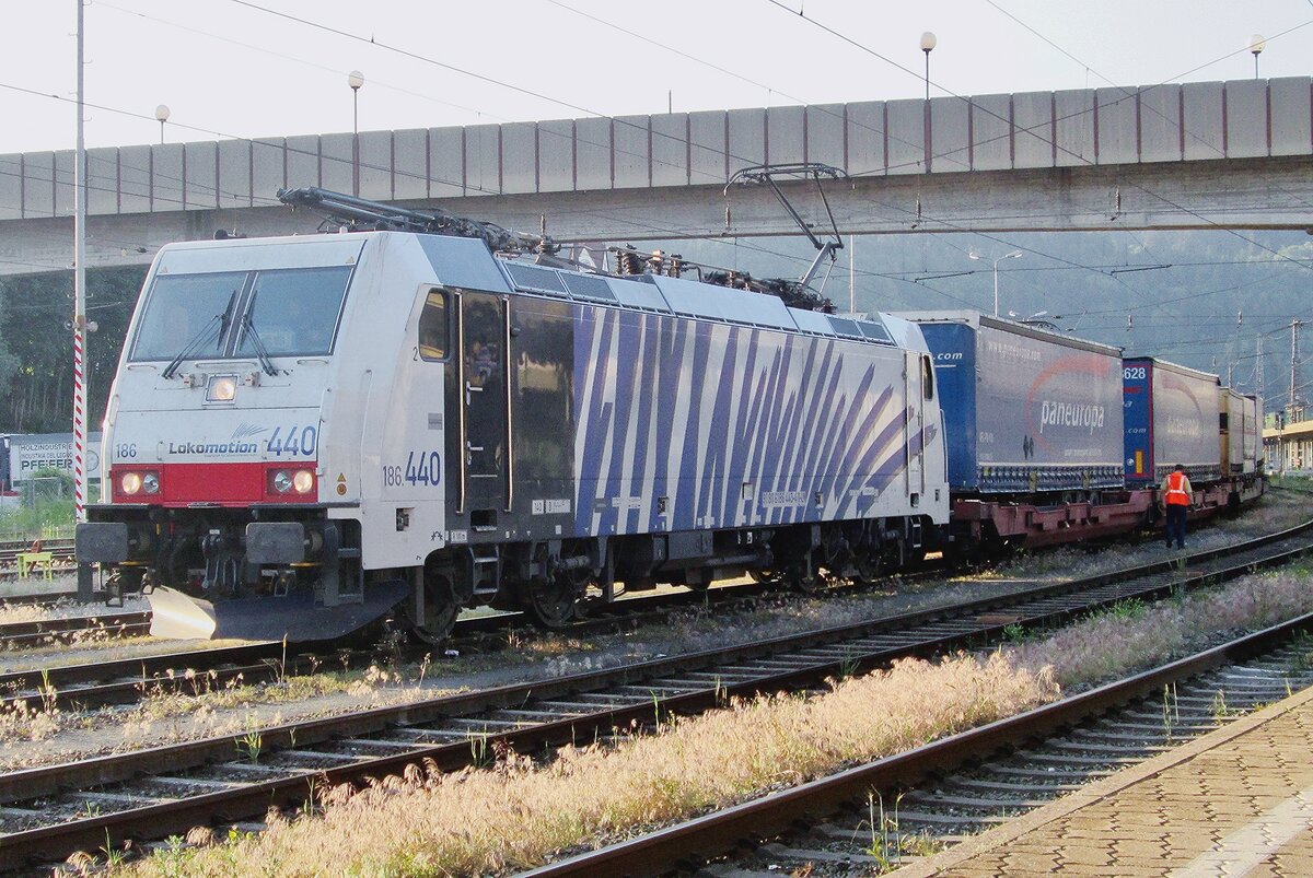 Lokomotion 186 440 stands at Kufstein on 4 June 2015.