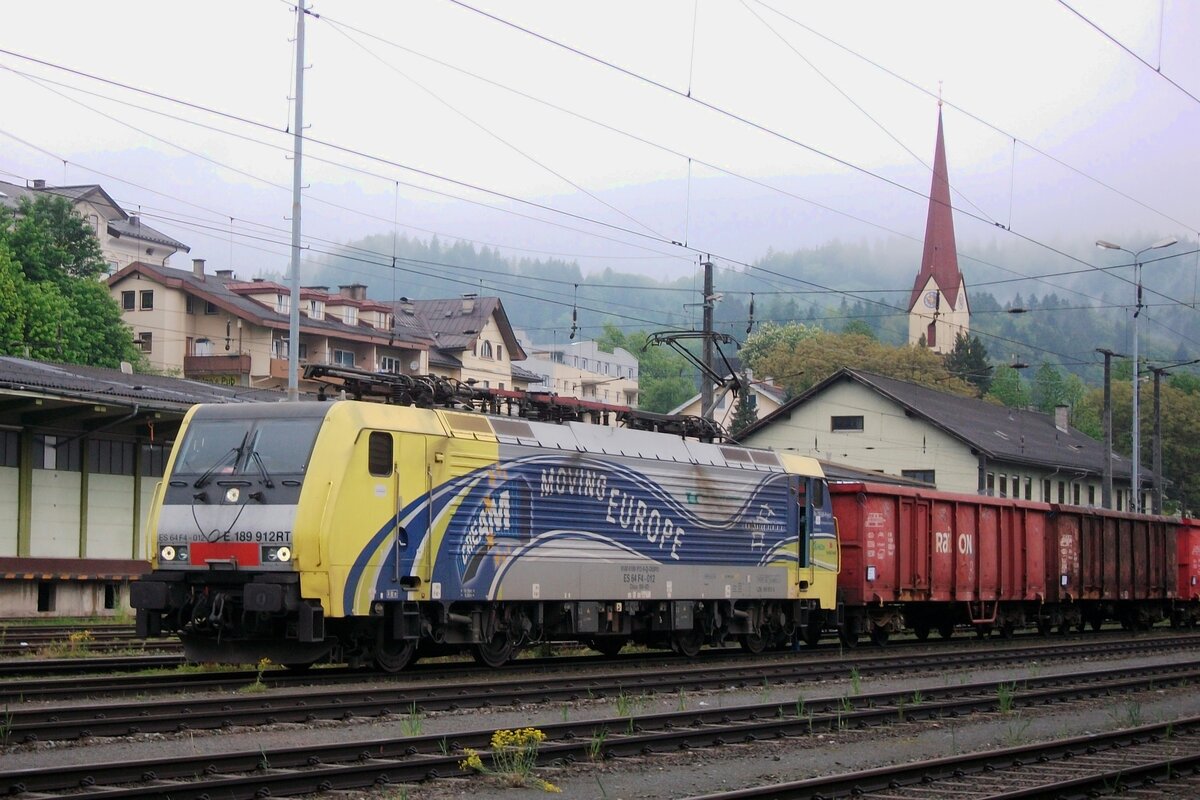 Lokomotion 189 912 stands at Kufstein on 20 May 2010 with a scrap train. 