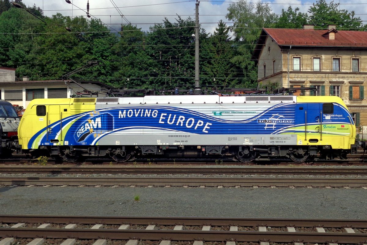 Lokomotion 189 912 stands in Kufstein on 18 May 2019, still advertising a good Milk. 