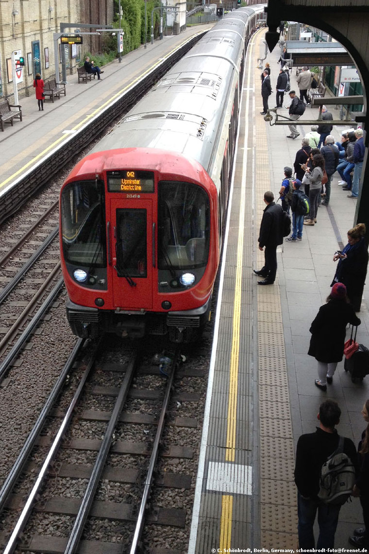 London, West Brompton, District Line S7 Stock #21349 to Upminster, 2017,03,29