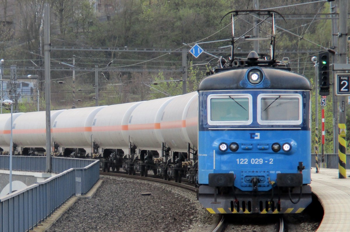 LPG tank train headed by 122 029 is about to pass through Usti-nad-Labem on 23 September 2014.