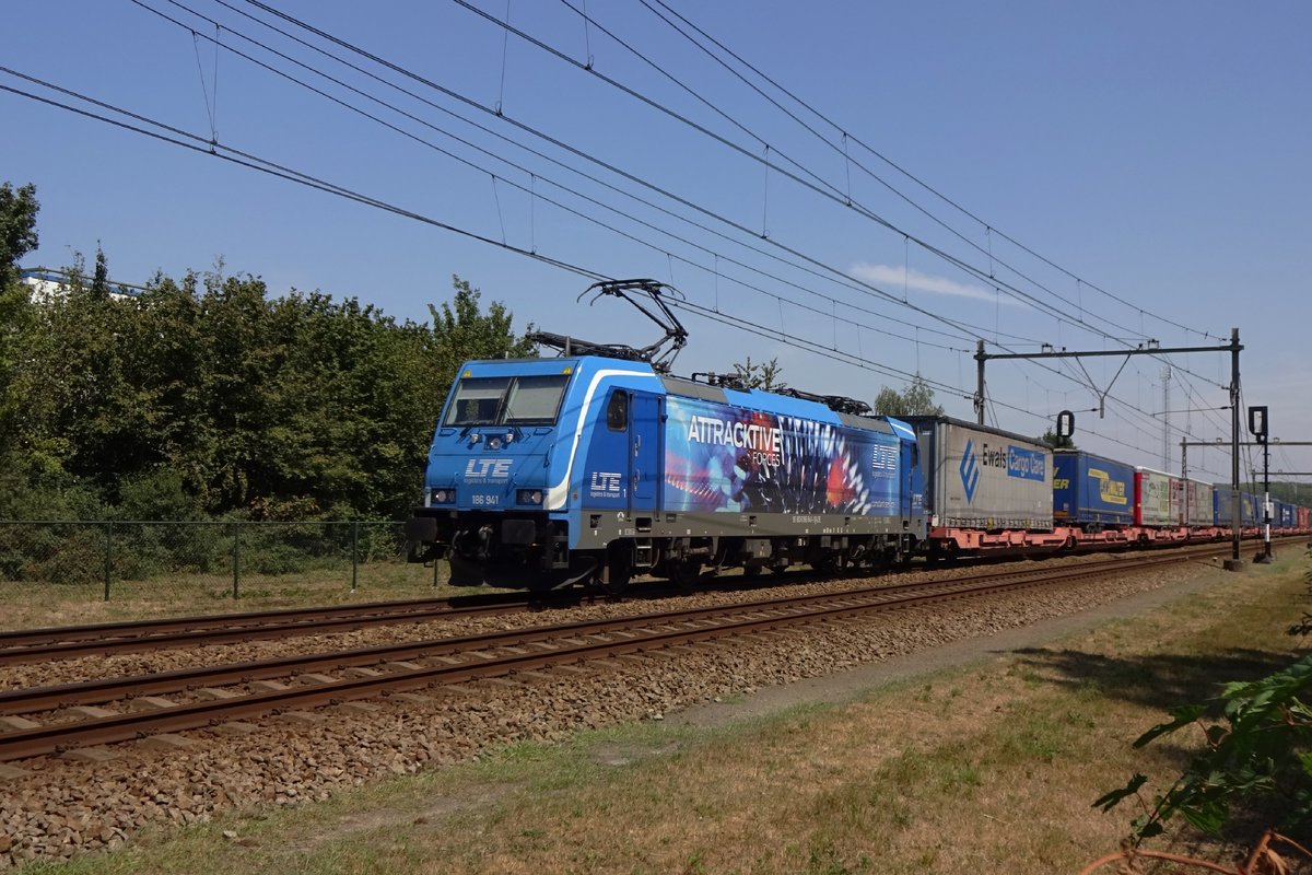 LTE 186 941 hauls the Rzepin intermodal shuttle through Alverna on 9 August 2020.