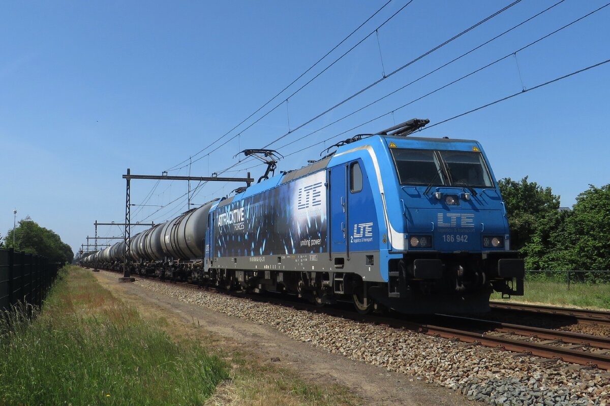 LTE 186 942 hauls a tank train through Alverna on 1 June 2023.