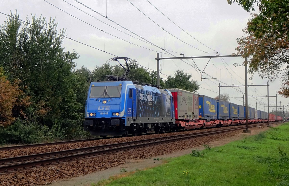 LTE 186 942 hauls the Rzepin-Shuttle through Wijchen on 14 October 2020.