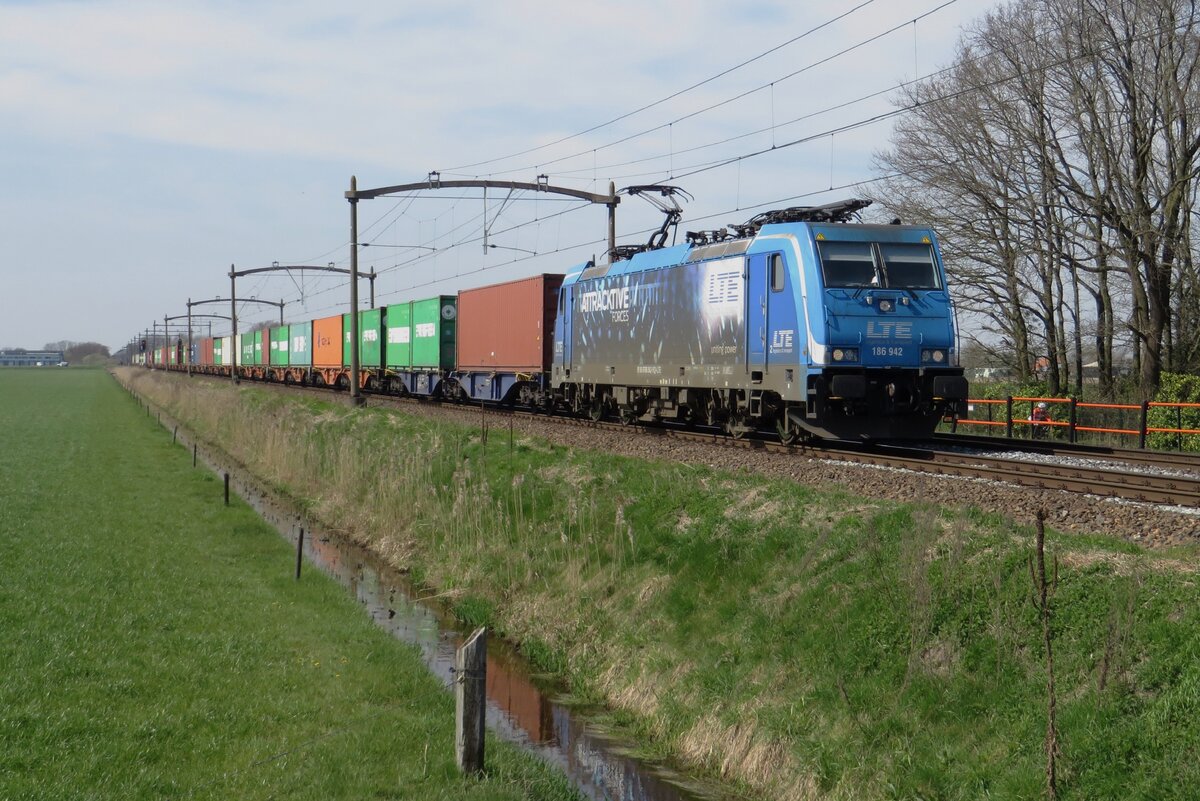 LTE 186 942 hauls the Mannheim intermodal train through Hulten on 15 April 2023.