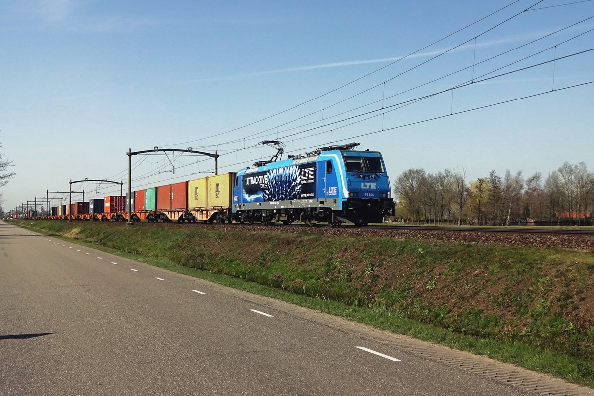 LTE 186 944 passes through Roond with a container train on 30 March 2021.