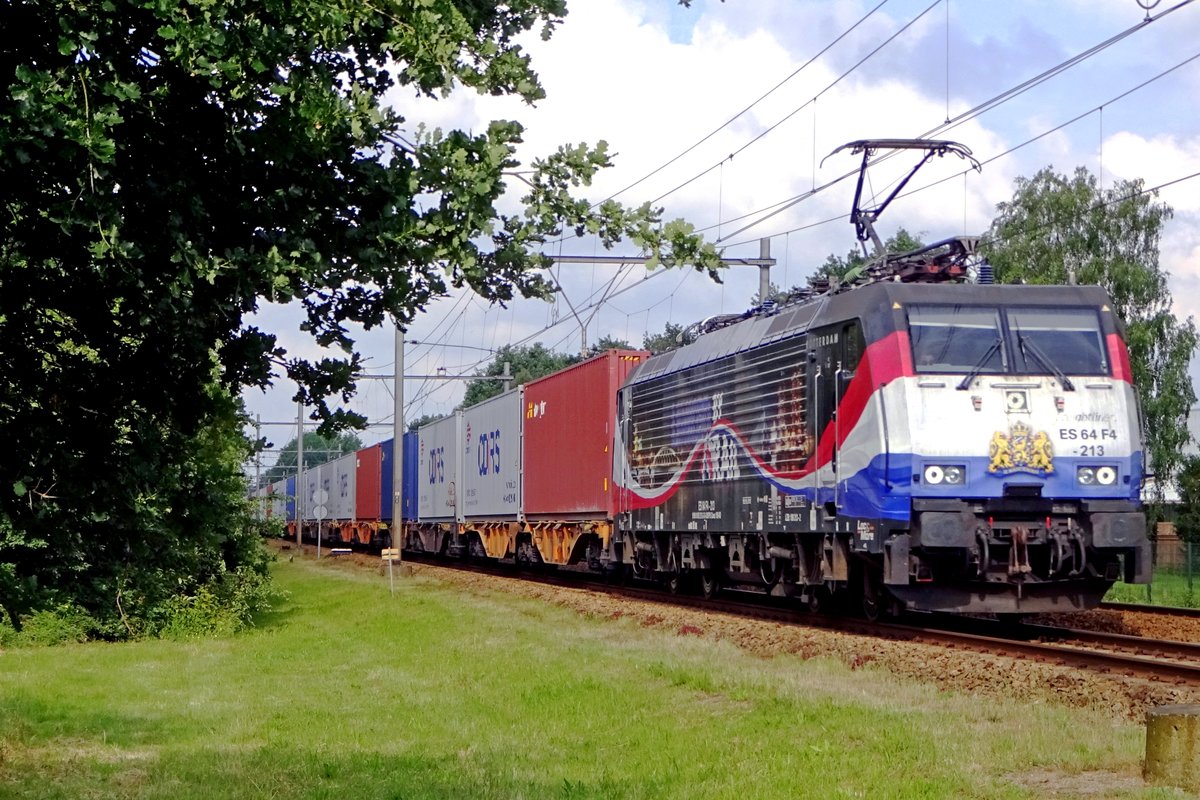 LTE 189 213 hauls the Rzepin-Shuttle through Wijchen on 15 June 2019.