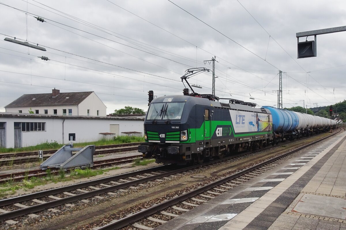 LTE 193 262 hauls a tank train through Treuchtlingen on 25 May 2022.