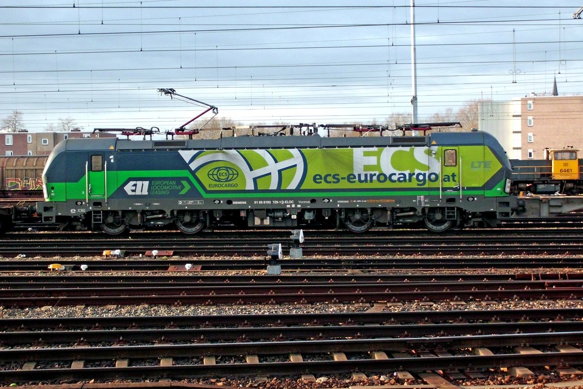 LTE 193 729 has arrived in Venlo with an intermodal service on 21 December 2019. After a short halt, she will continue toward Kijfhoek Yard. 
