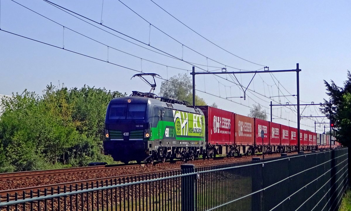 LTE 193 729 hauls a Rzepin-Shuttle intermodal service through Wijchen on 26 April 2020.