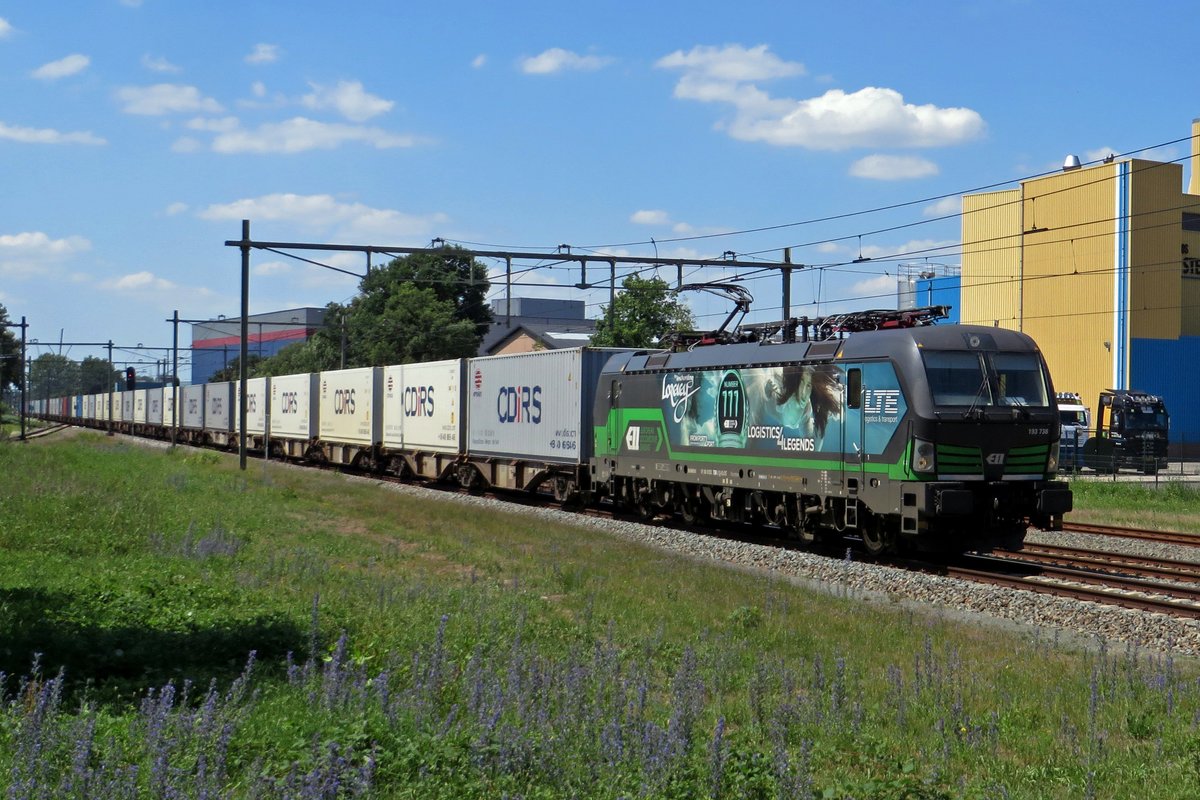 LTE 193 738 is the 111th Vectron bought by lease company ELL and sports therefore a Loreley theme on the sides of the loco, that is seeen hauling the Chengdu containershuttle through Barneveld Noord Aansluiting (Junction) on 25 June 2020.