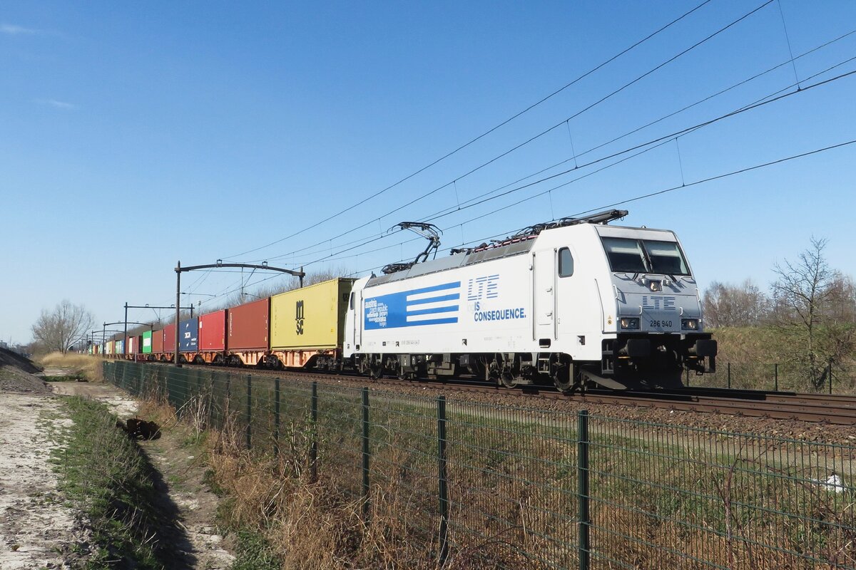 LTE 286 940 hauls a container train toward mannheim through Tilburg-Reeshof on 18 March 2022.