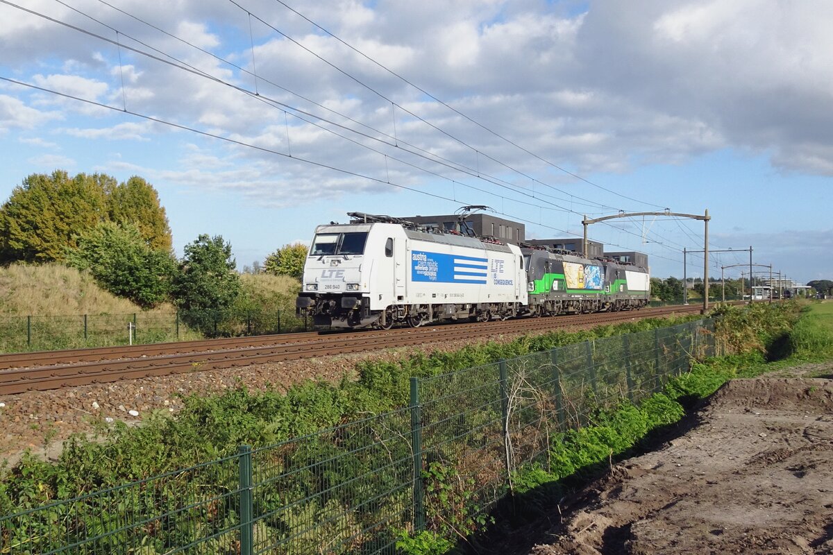 LTE 286 940 hauls two Vdectrons through Tilburg-Reeshof on 15 October 2021.