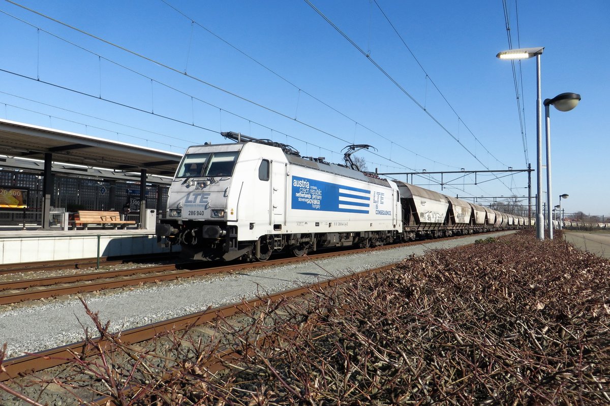 LTE 286 940 with cereals train stands at Oss on 2 March 2021. She is an electric loco, has been given however a diesel numer because the loco stands registrated in Austria, where Class 186 are numbered in the 1286 series. Someone forgot to lift the '2' in the loco number that could easily have been integrated into the German (and Europe wide) loco number...