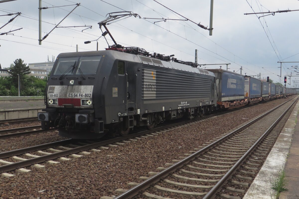 LTE Polska 189 802 hauls an intermodal service througbh Berlin-Schönefeld on a grey 23 May 2023. With the opening of the new Schönfeld airport, the old airport station sees much less regional trains. The massive outburst of freights Tuesday-Friday however, has remained. 