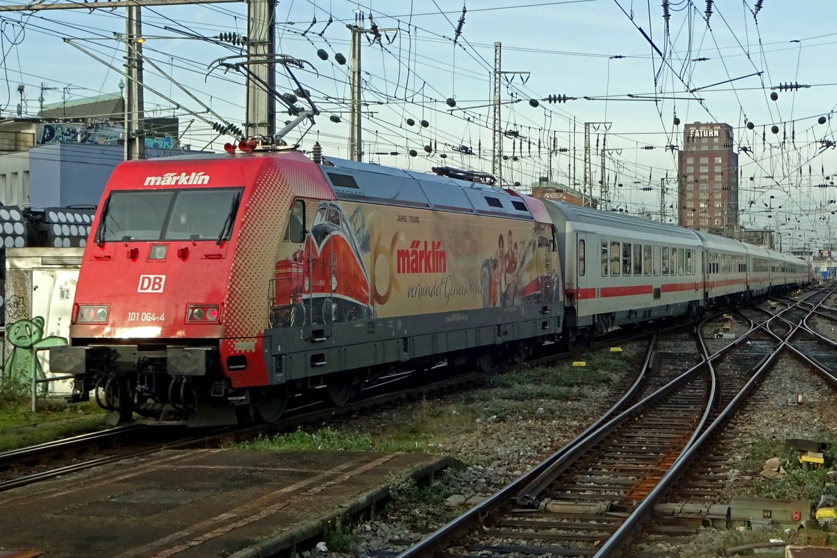 Märklin advertiser 101 064 pushes an IC out of Köln Hbf on 28 December 2020.