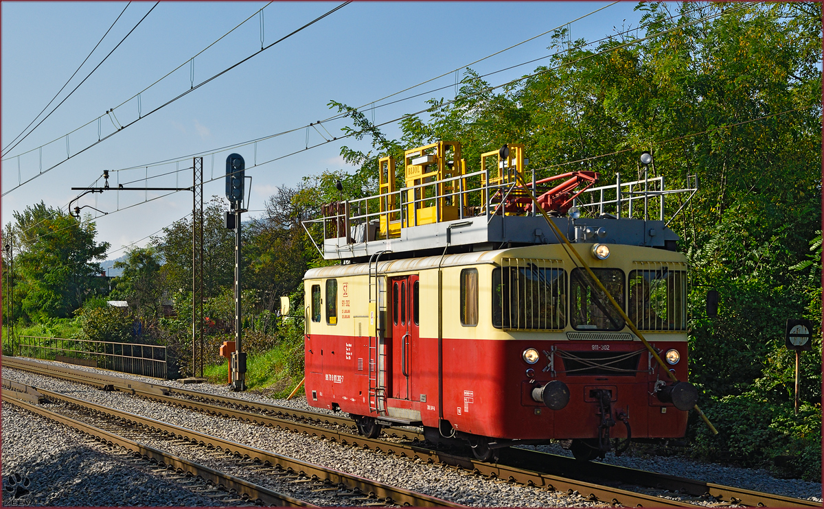Maintenance unit 911-302 run through Maribor-Tabor on the way to Maribor station. /3.10.2014
