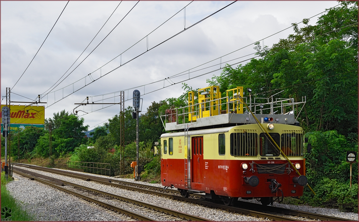 Maintenance unit 911-308 run through Maribor-Tabor on the way to Maribor station. /1.8.2014