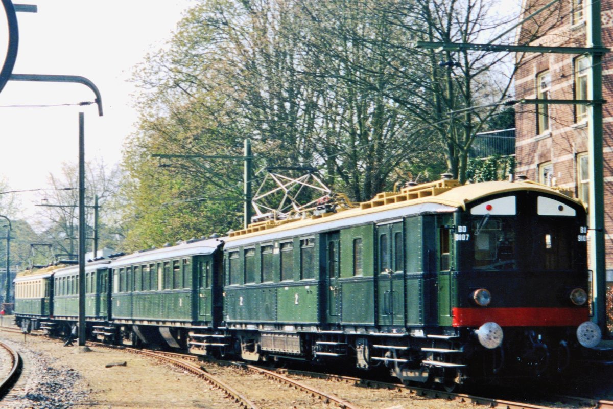 Mat'24 Blokkendoos 9107 quits Utrecht-Maliebaan as a shuttle service of the Dutch Railway Museum on 1 August 1995. 