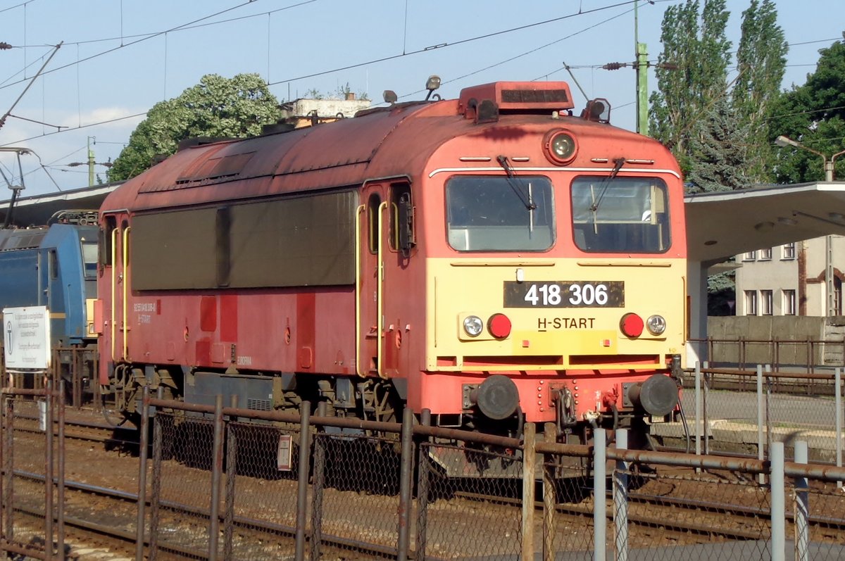 MAV 418 303 passes through Miskolc on 14 May 2018.