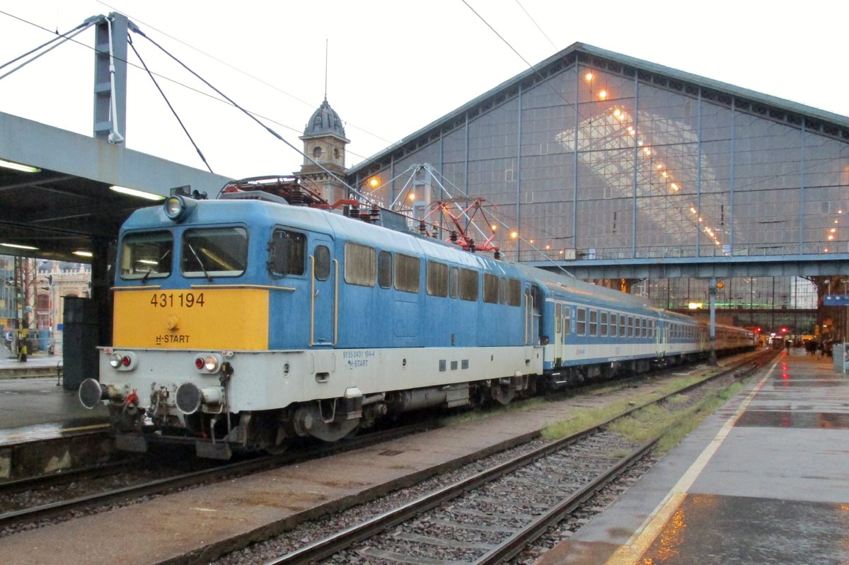 MAV 431 194 and the station where she stands, Budapest-Nyugati, catch the rain on 19 September 2017.