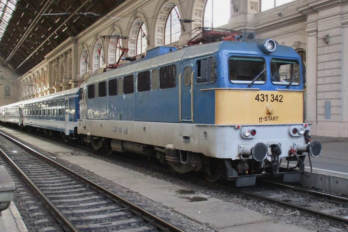 MAV 431 342 stands with ex-ÖBB Schlieren coaches in Budapest-Keleti on 20 September 2017.