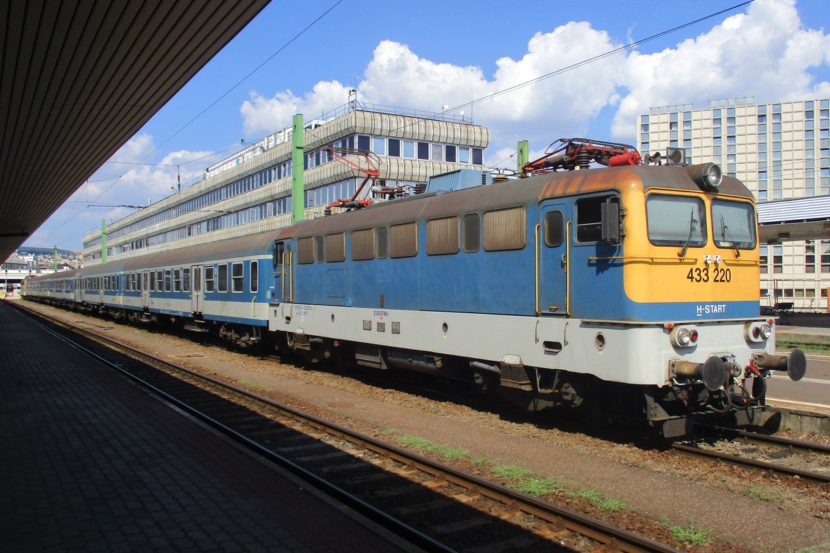 MAV 433 220 stands at Budapest-Delí on 10 September 2018.