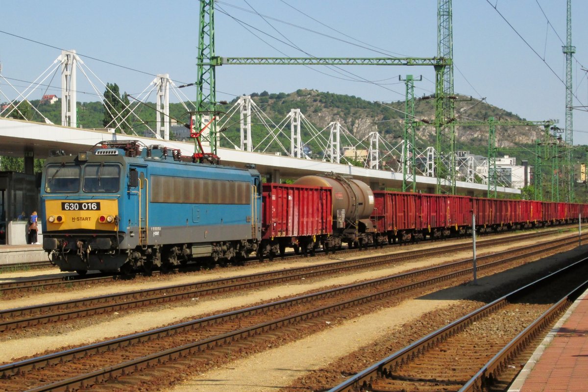 MAV 630 016 hauls a freight through Budapest-Kelenföld on 7 May 2017.