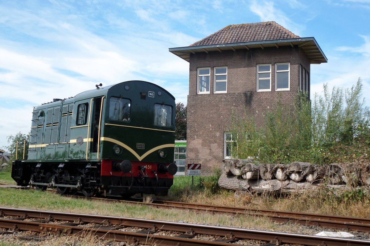 MBS 451 stands in front of a signal box as guest with the SGB on 10 September 2016.