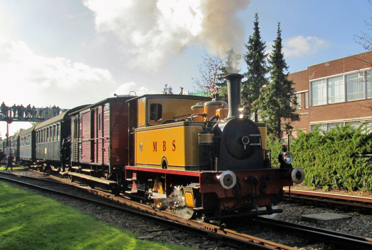 MBS-6 hauls a steam shuttle out of Haaksbergen towards Boekelo on 23 October 2016.